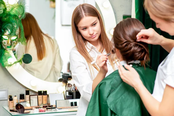 Mulher Jovem Recebendo Maquiagem Penteado Pelo Artista Maquiagem Profissional Cabeleireiro — Fotografia de Stock