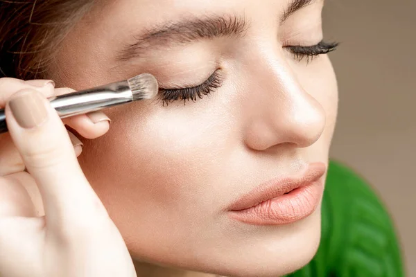 Närbild Hand Makeup Artist Applicerar Ögonskugga Pulver Ögon Makeup Med — Stockfoto