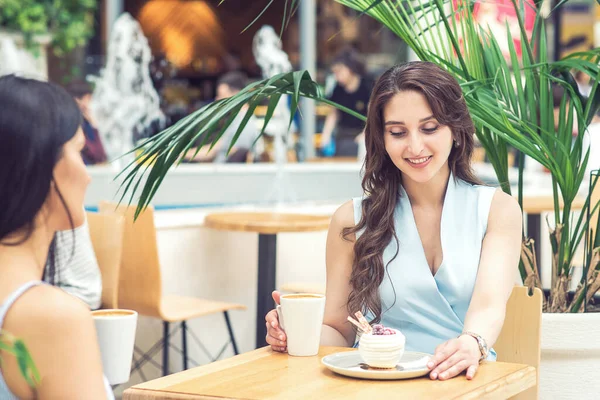 Jovens Mulheres Tomando Uma Xícara Café Pedaço Bolo Café Amigos — Fotografia de Stock