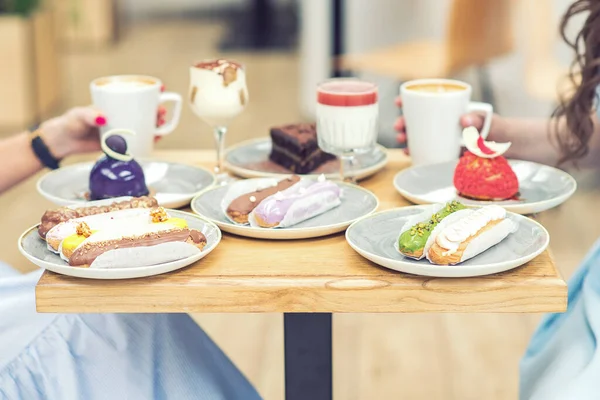 케이크를 접시에 놓았습니다 카페에서 아침을 먹는다 여자들의 편에서 커피를 — 스톡 사진