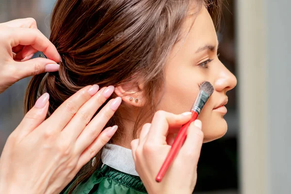 Makeup Artist Och Frisör Arbetar Med Kvinna Klient — Stockfoto