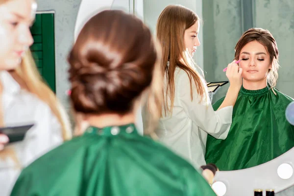 Makeup Artist Gör Professionell Makeup För Ung Kvinna Spegel Reflektion — Stockfoto