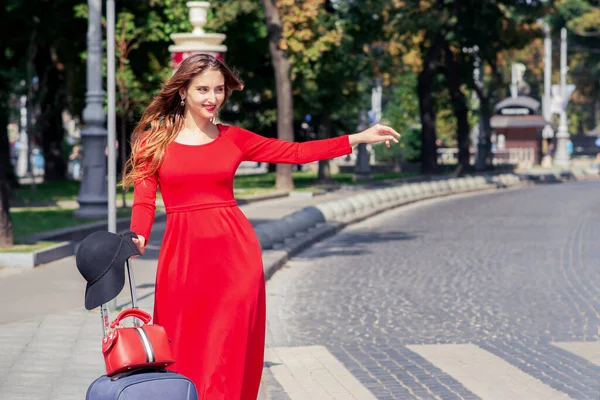Туристическая Бизнес Женщина Носит Длинное Красное Платье Ловит Такси Улице — стоковое фото