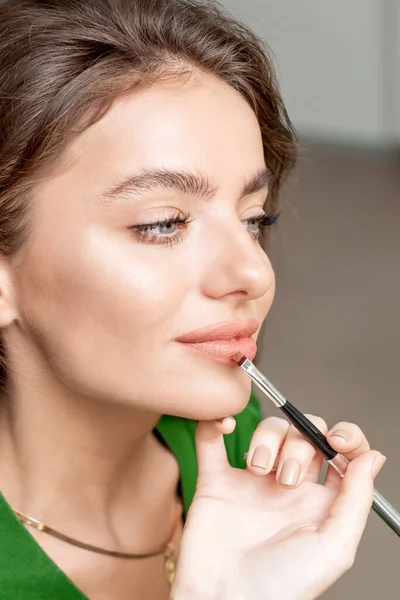 Makeup Artist Applicerar Läppstift Ansiktet Vacker Kvinna Makeup Processen — Stockfoto