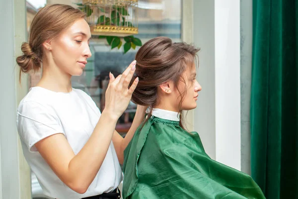 美容室で女性のためのヘアスタイルを作るプロの美容師 — ストック写真