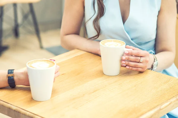 Duas Mulheres Estão Segurando Uma Xícara Café Café Perto Duas — Fotografia de Stock