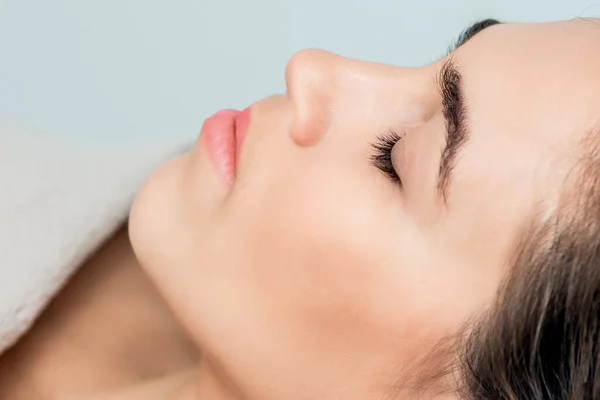 Rosto Mulher Com Olhos Fechados Antes Procedimento Pronto Para Cuidar — Fotografia de Stock