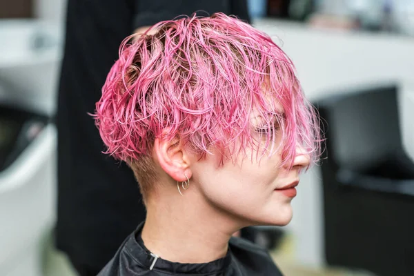 Привлекательная Женщина Гламурными Короткими Розовыми Волосами Салоне Красоты Вид Сбоку — стоковое фото
