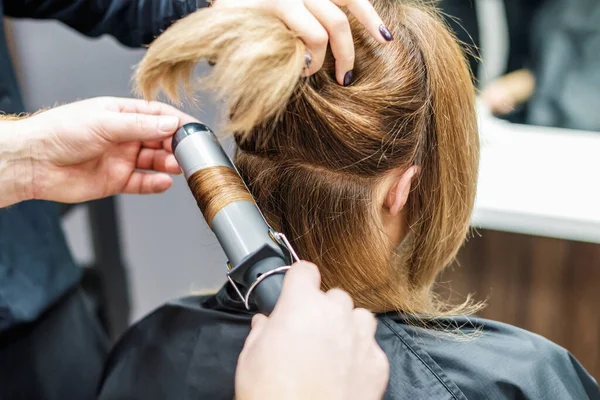 Cerca Foto Las Manos Estilistas Están Haciendo Cabello Rizado Femenino — Foto de Stock