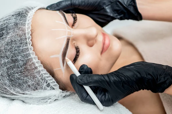 Markup Wenkbrauwen Van Jonge Vrouw Met Potlood Terwijl Permanente Make — Stockfoto