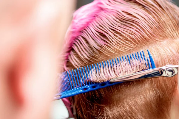 美容師の手は 女性の髪をカットアップとバックビュー — ストック写真
