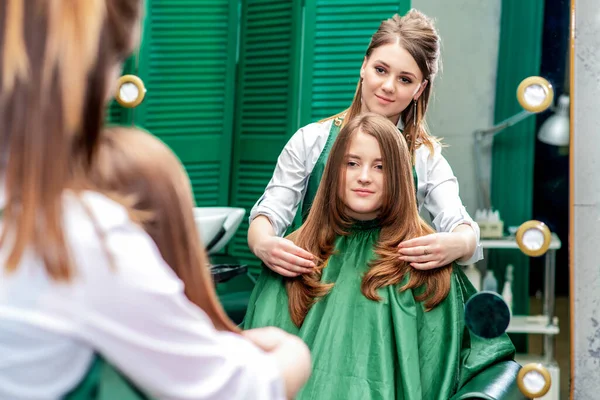 Fryzjer Robi Fryzurę Dla Pięknej Kobiety Patrząc Lustro Reflaction Salonie — Zdjęcie stockowe