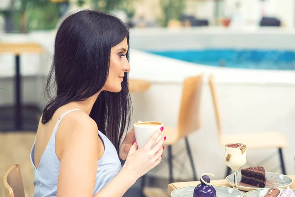 Jovem Está Bebendo Café Café Livre Vista Lateral Jovem Mulher — Fotografia de Stock