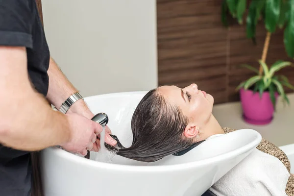 Haidresser Mycie Włosów Kobiety Zlewie Zbliżenie — Zdjęcie stockowe