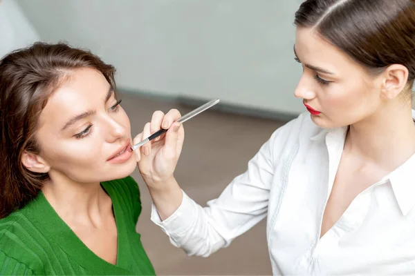 Maquiagem Artista Aplica Batom Rosto Mulher Bonita Compõem Processo — Fotografia de Stock