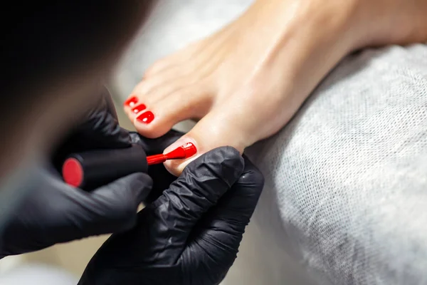 Vrouw Ontvangst Nagellak Met Rode Lak Teennagels Door Professionele Pedicurist — Stockfoto