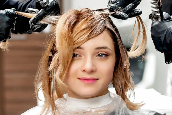 Fryzjer Kolory Włosy Kobiety Salonie Piękności Warzywa — Zdjęcie stockowe