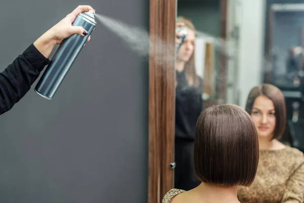 Cabeleireiro Profissional Aplicando Spray Cabelo Penteado Curto Salão Beleza Penteado — Fotografia de Stock