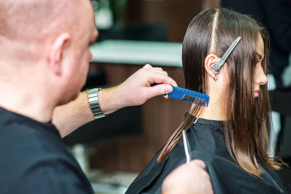 Fryzjer Obcinanie Włosów Kobiety Zbliżenie Widok Tyłu — Zdjęcie stockowe