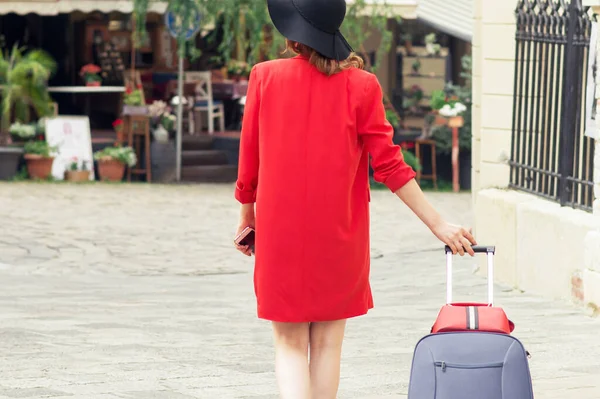 Ταξιδιωτική Γυναίκα Μαύρο Καπέλο Περπατά Βαλίτσα Στο Δρόμο Της Πόλης — Φωτογραφία Αρχείου