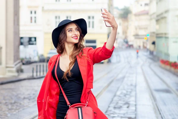 Vacker Ung Kvinna Gör Selfie Staden Porträtt Söt Flicka Gör — Stockfoto