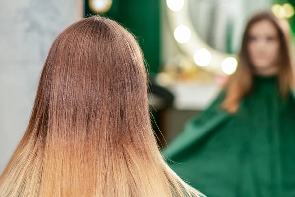 Giovane Donna Con Nuova Acconciatura Vicino Seduta Davanti Allo Specchio — Foto Stock