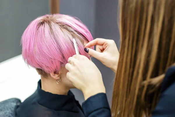 Cabeleireiro Feminino Está Penteando Cabelo Rosa Curto Mulher Salão Beleza — Fotografia de Stock