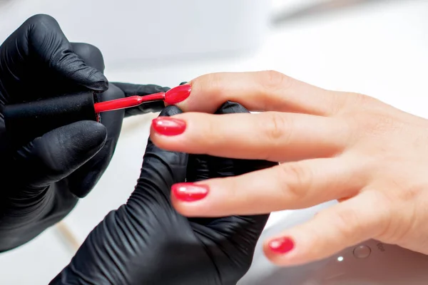 Manicure Pinta Unhas Por Esmalte Vermelho Salão Beleza Perto — Fotografia de Stock