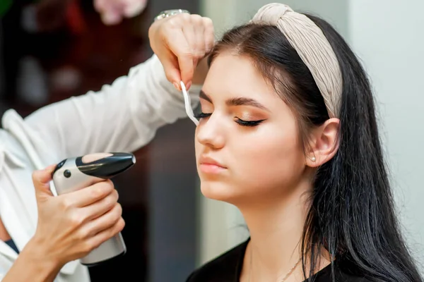 Vacker Ung Brunett Kvinna Som Får Airbrush Makeup Makeup Artist — Stockfoto