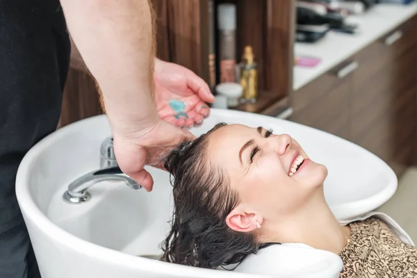 Ręce Fryzjera Myją Kobiece Włosy Salonie Piękności Dziewczyna Śmieje Się — Zdjęcie stockowe