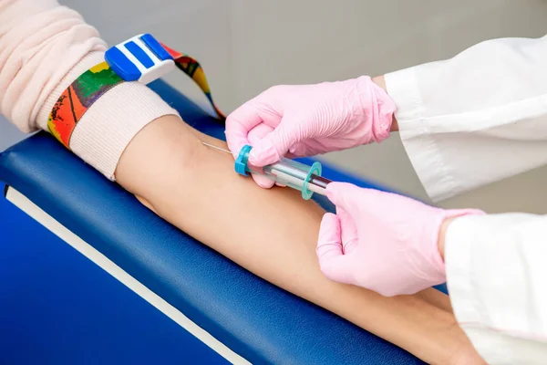 Krankenschwester Entnimmt Einer Patientin Auf Der Analyse Blutproben — Stockfoto