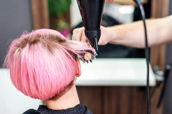 Profesjonalny Fryzjer Suszenie Krótkie Różowe Włosy Suszarką Włosów Okrągłą Szczotką — Zdjęcie stockowe