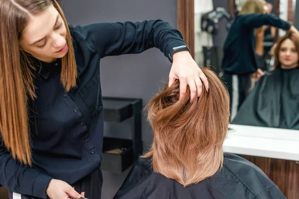 Peluquería Femenina Profesional Está Haciendo Peinado Mujer Salón Beaury Cerca — Foto de Stock