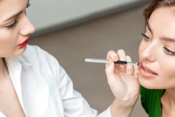 Makeup Artist Applicerar Läppstift Vacker Kvinna Ansikte Make Processen — Stockfoto