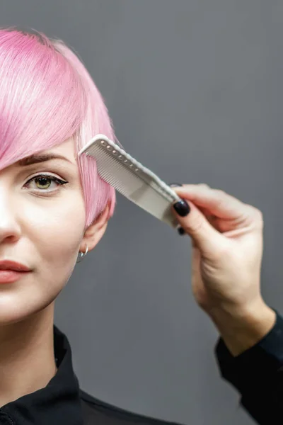 Hand Hairdresser Combing Short Pink Hair Beautiful Young Woman Gray — Stock Photo, Image