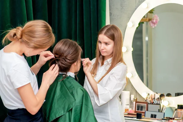 Kapsalon Make Kunstenaar Werk Tandem Voor Jonge Vrouw Schoonheidssalon — Stockfoto