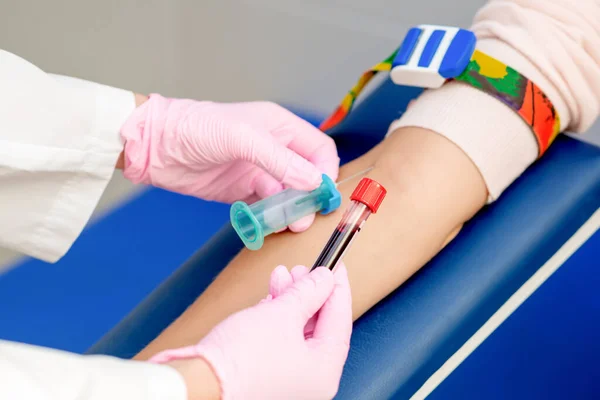 Enfermeira Recolhendo Uma Amostra Sangue Paciente Para Análise Coronavírus — Fotografia de Stock