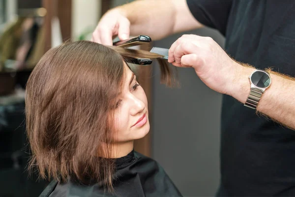 Cabeleireiro Profissional Alisamento Cabelo Castanho Com Alisadores Cabelo Salão Beleza — Fotografia de Stock