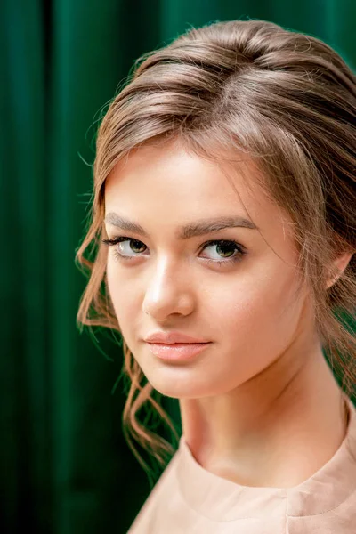 Retrato Facial Hermosa Mujer Joven Caucásica Con Piel Maquillaje Perfectos —  Fotos de Stock