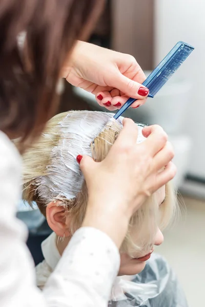 Zbliżenie Fryzjer Stosuje Biały Kolor Włosy Klienta Farbowanie Włosów Salonie — Zdjęcie stockowe