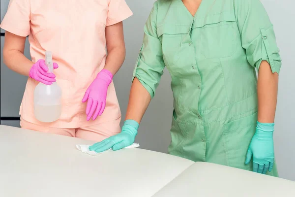 Dwie Kosmetolożki Sprzątają Medyczną Kanapę Przed Zabiegami Kosmetycznymi — Zdjęcie stockowe