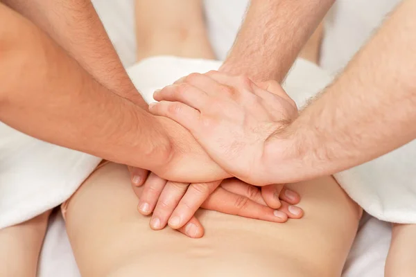 Dois Massagistas Sexo Masculino Fazendo Uma Massagem Com Quatro Mãos — Fotografia de Stock