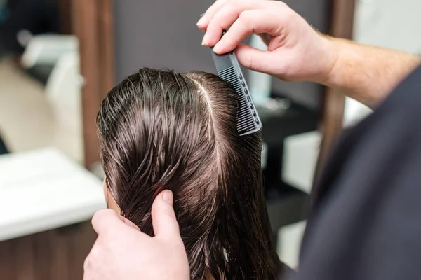 Fryzjer Czesanie Mokre Włosy Kobiety Zbliżenie — Zdjęcie stockowe