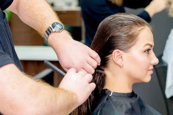 Vrouw Met Een Knipbeurt Close Door Kapper Kapsalon — Stockfoto