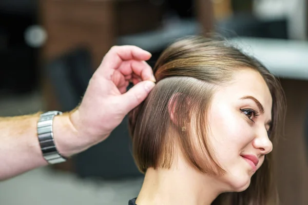 Kapper Kamt Haar Van Vrouw Bij Kapsalon — Stockfoto