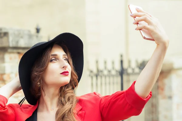 Menina Bonita Chapéu Preto Faz Selfie Rua Cidade — Fotografia de Stock