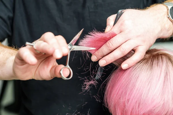 Cabeleireiro Profissional Está Segurando Mão Entre Dedos Bloqueio Cabelo Vermelho — Fotografia de Stock