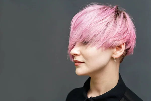 Στούντιο Πλάνο Του Ροζ Μαλλιά Λευκό Κορίτσι Κόκκινο Κραγιόν Στα — Φωτογραφία Αρχείου
