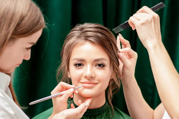 Beautiful Young Woman Receiving Makeup Hairstyle Close — Stock Photo, Image