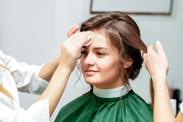 Glimlachende Mooie Jonge Vrouw Ontvangt Reiniging Gezicht Huid Door Katoen — Stockfoto